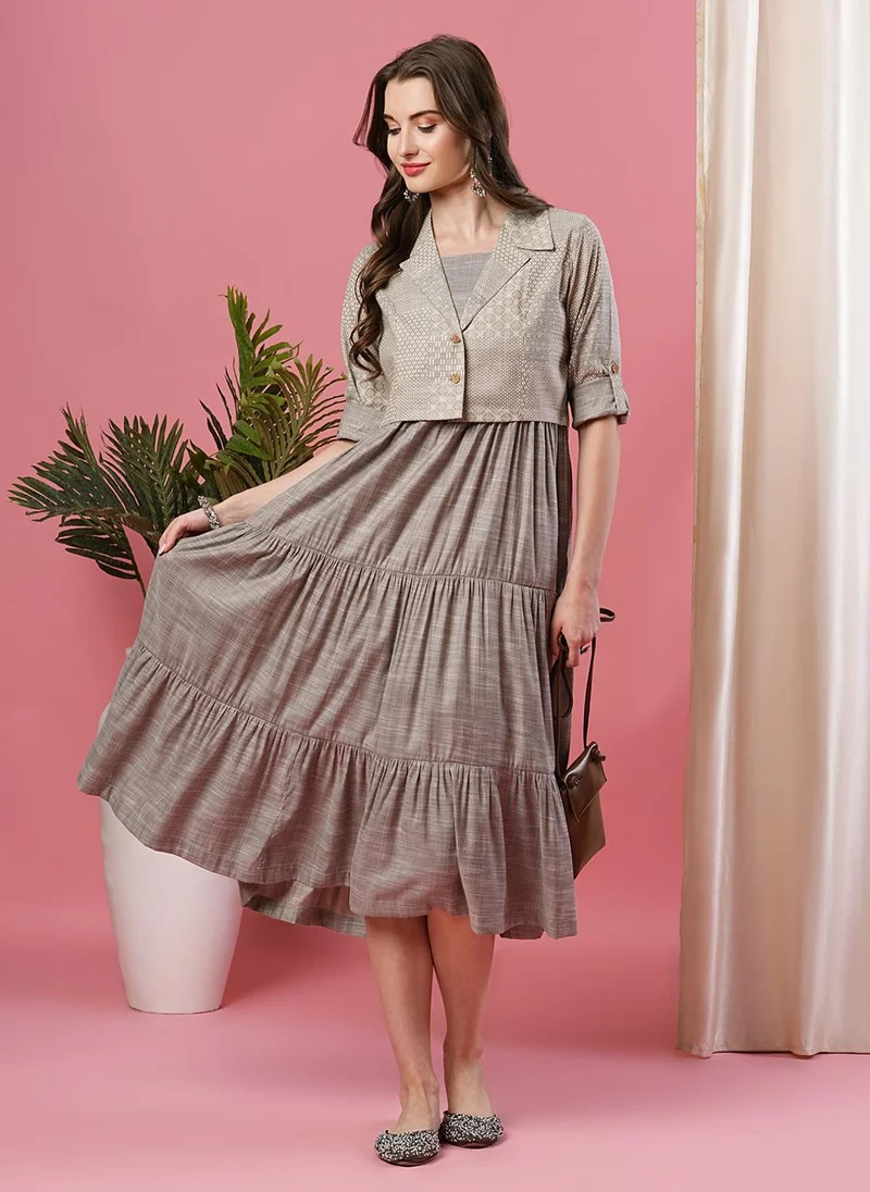 جلو باص فستان نسائي واسع بطبقات بلون بيج مع جاكيت